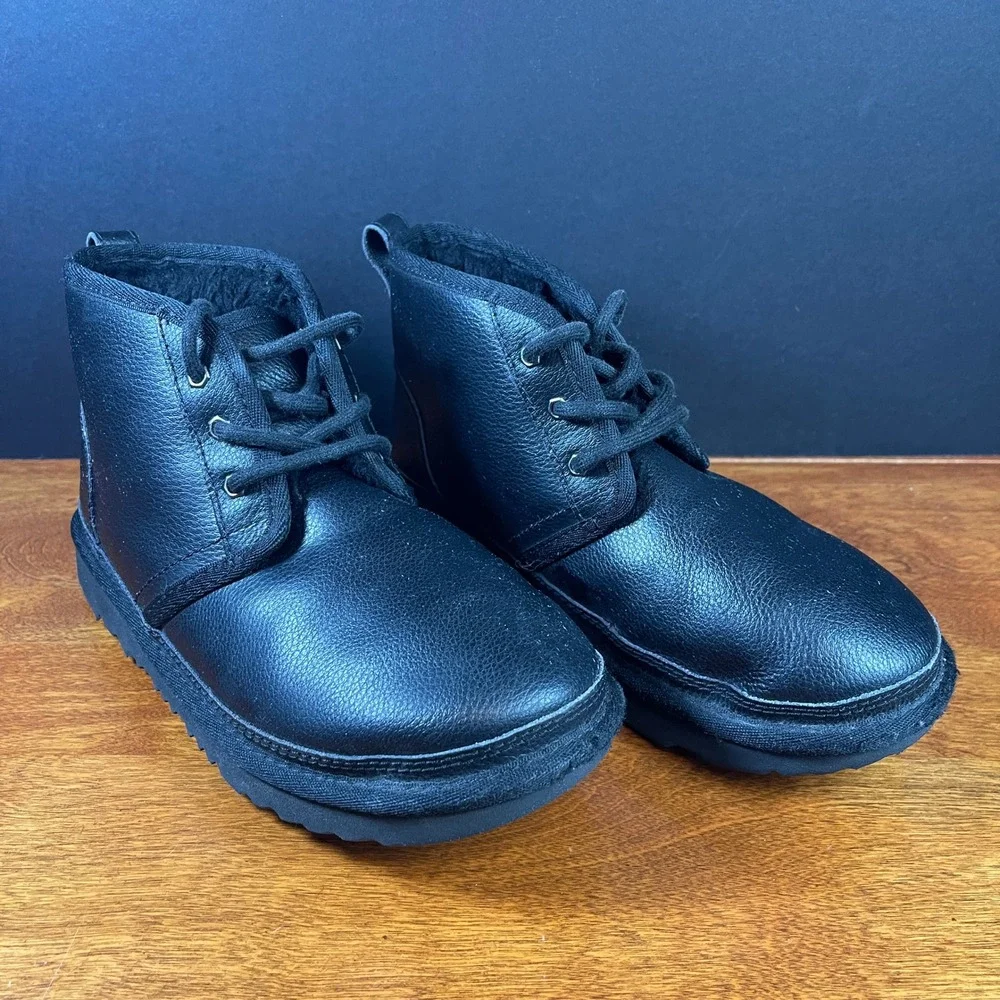 UGG Kids 2 Black‎ Neumel Chukka Boots Leather Lace Up Sherpa Lined